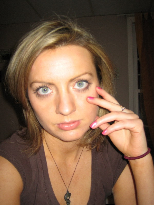 Трахает себя в вагину затем в попу 2 фото