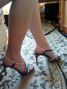 Сексуальные женские ножки крупным планом