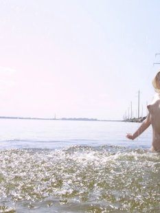  Позирует в реке - 5 фото 