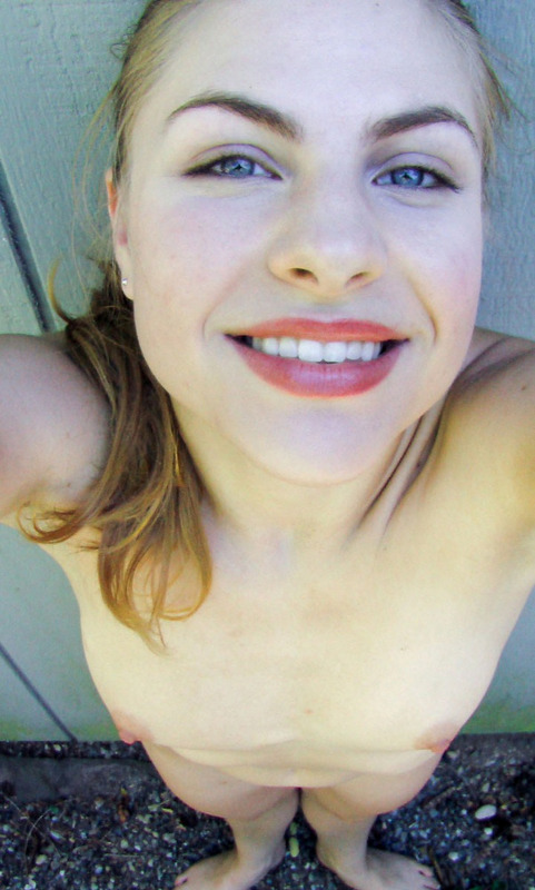 Фотографирует свою вагину в зеркале 4 фото Фотографирует свою вагину в зеркале 4 фото