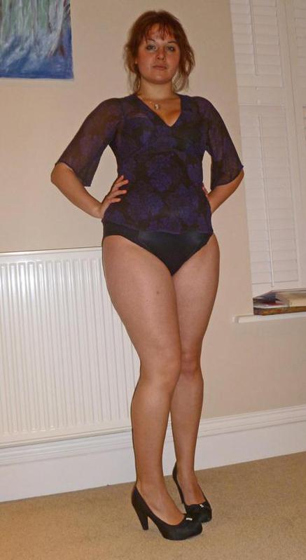 Обнаженная тетка дома одна 15 фото