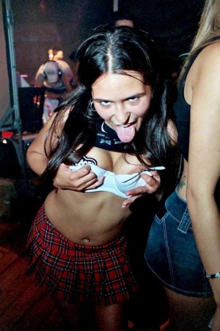 Тусовка с обнаженными девушками в самом разгаре 3 фото Тусовка с обнаженными девушками в самом разгаре 3 фото