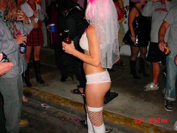 Тусовка с обнаженными девушками в самом разгаре 10 фото Тусовка с обнаженными девушками в самом разгаре 10 фото