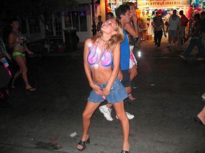 Тусовка с обнаженными девушками в самом разгаре 11 фото Тусовка с обнаженными девушками в самом разгаре 11 фото