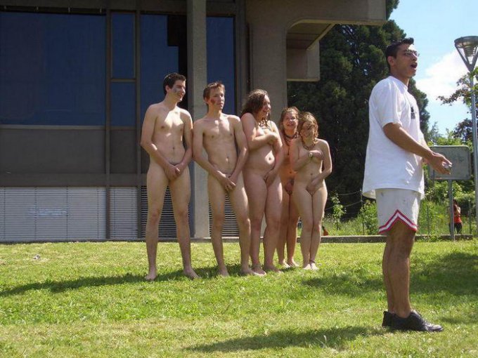 Тусовка с обнаженными девушками в самом разгаре 14 фото Тусовка с обнаженными девушками в самом разгаре 14 фото