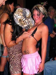 Тусовка с обнаженными девушками в самом разгаре