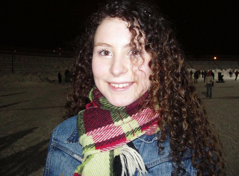 Кудрявую брюнетку застали голой на кровати 1 фото Кудрявую брюнетку застали голой на кровати 1 фото