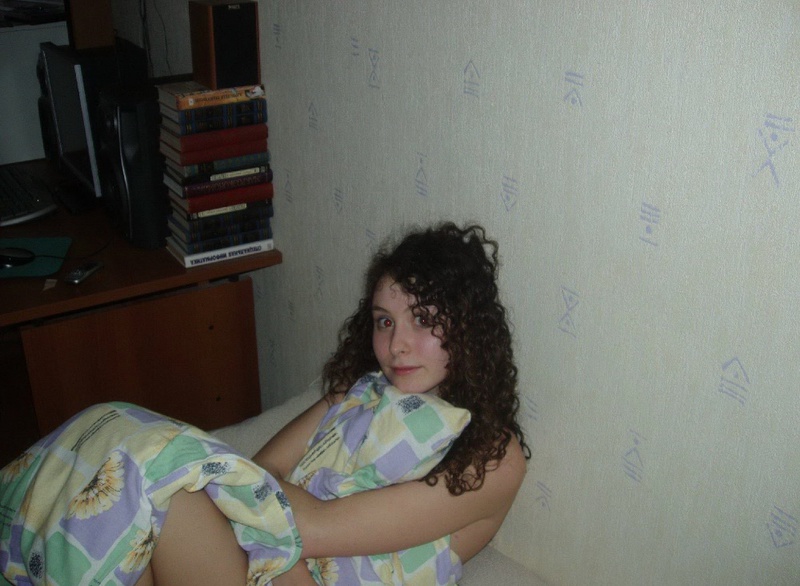 Кудрявую брюнетку застали голой на кровати 14 фото Кудрявую брюнетку застали голой на кровати 14 фото