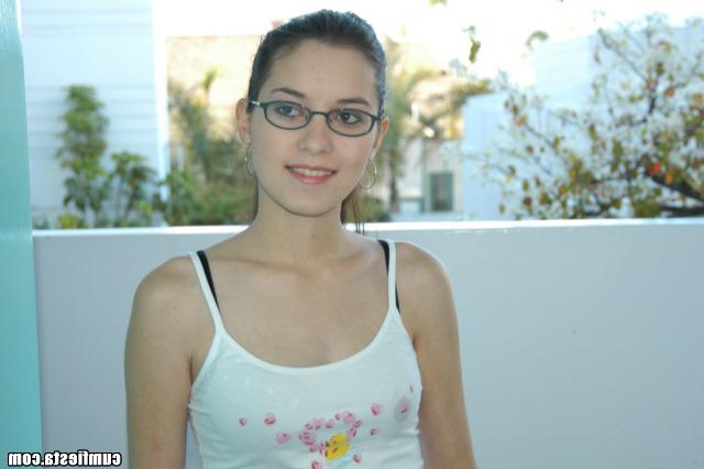 Брюнетка с волосатой шмонькой сосет член и трахается с другом 1 фото Брюнетка с волосатой шмонькой сосет член и трахается с другом 1 фото