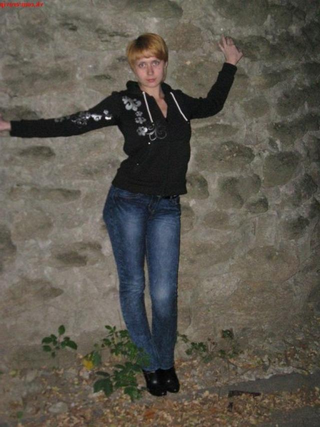 Одна дающая девушка любит позировать на камеру 11 фото Одна дающая девушка любит позировать на камеру 11 фото