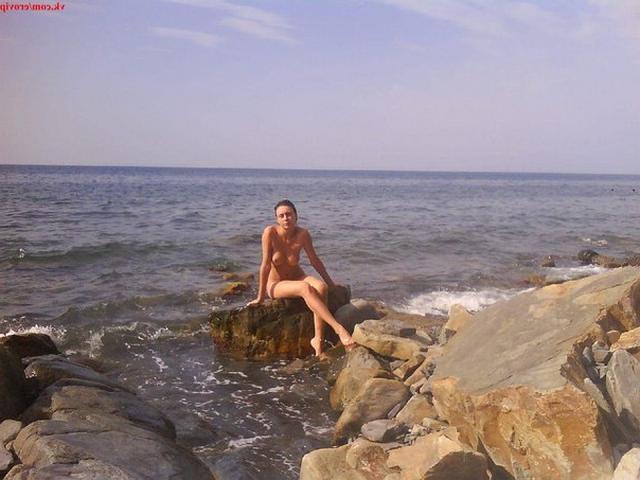 Одна дающая девушка любит позировать на камеру 3 фото Одна дающая девушка любит позировать на камеру 3 фото