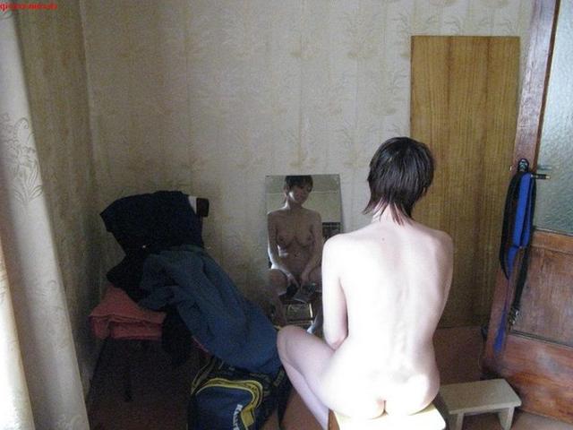 Одна дающая девушка любит позировать на камеру 24 фото Одна дающая девушка любит позировать на камеру 24 фото