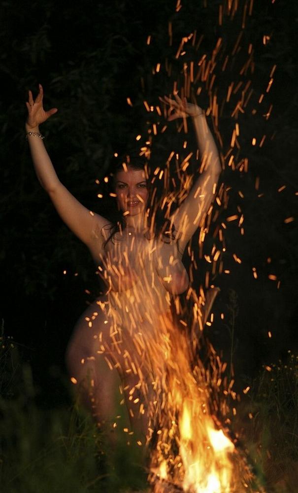 Мамка у костра позирует голой 15 фото Мамка у костра позирует голой 15 фото