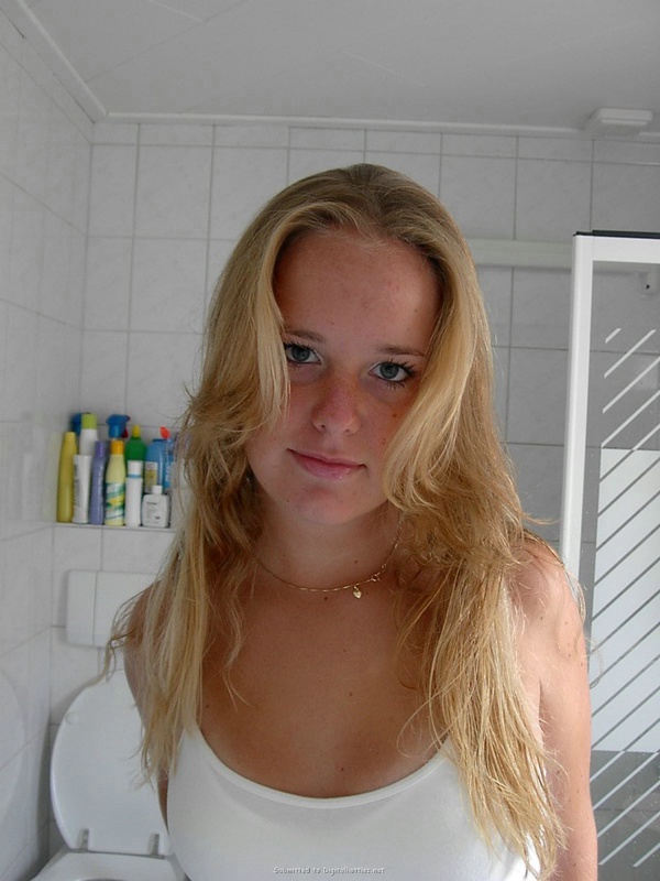 Игривые подруги в публичных местах 24 фото Игривые подруги в публичных местах 24 фото