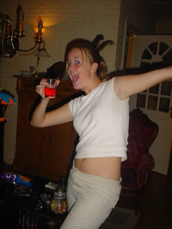 Игривые подруги в публичных местах 27 фото Игривые подруги в публичных местах 27 фото