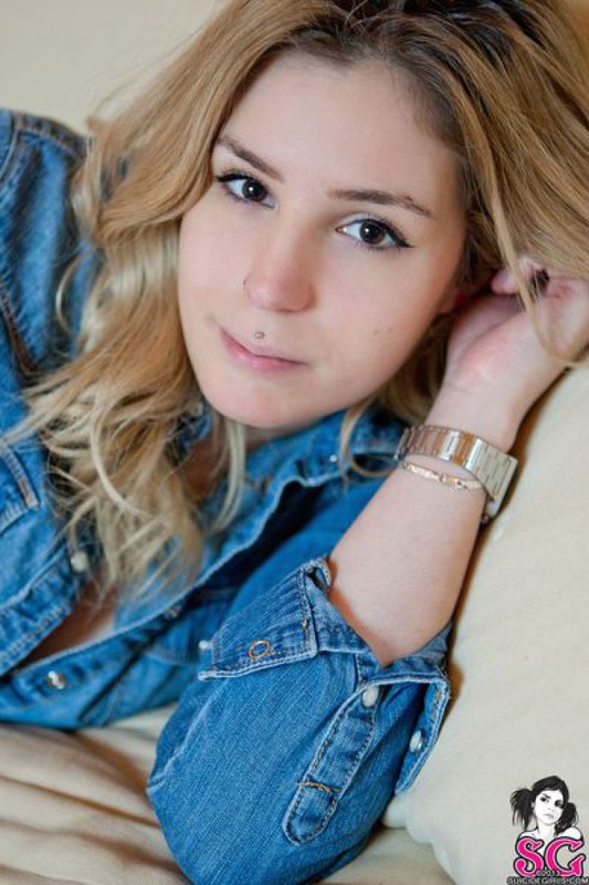 Сочная красавица раздевается на камеру 3 фото Сочная красавица раздевается на камеру 3 фото