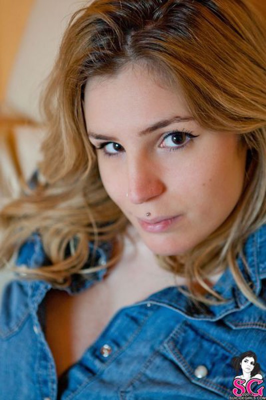 Сочная красавица раздевается на камеру 29 фото Сочная красавица раздевается на камеру 29 фото