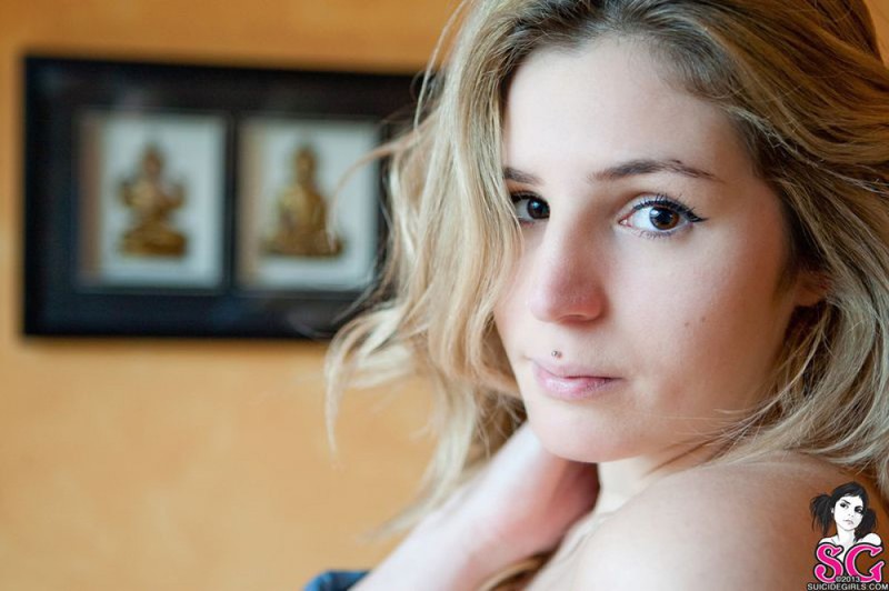 Сочная красавица раздевается на камеру 24 фото Сочная красавица раздевается на камеру 24 фото