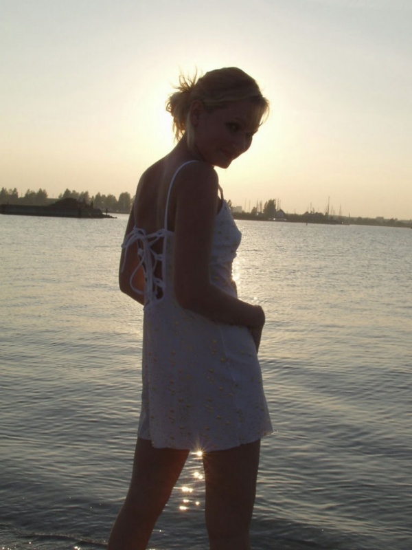 Голая веселая девушка ласкает себя на пляже 1 фото Голая веселая девушка ласкает себя на пляже 1 фото