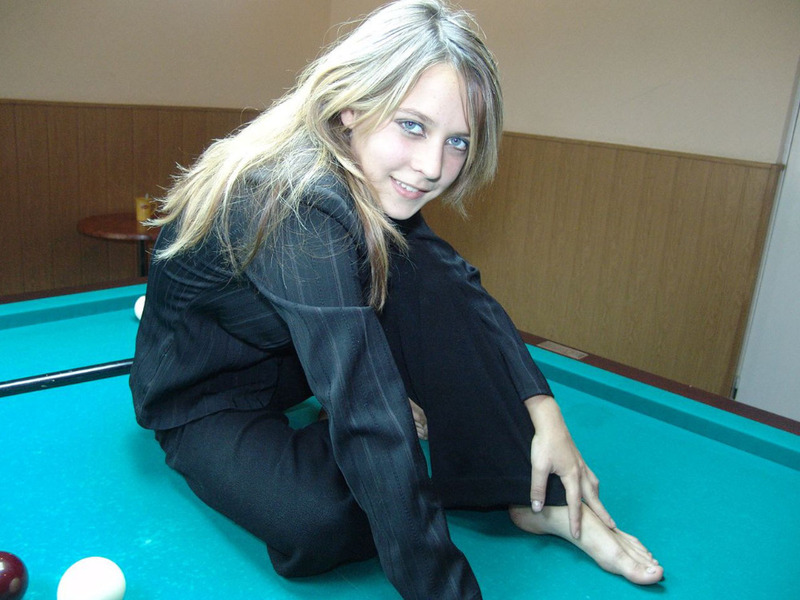 Худощавая шалава разделась на бильярдном столе 1 фото Худощавая шалава разделась на бильярдном столе 1 фото