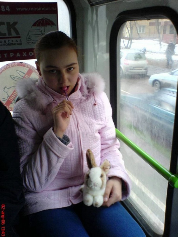 Грустная 20-летняя девушка в выходной день 10 фото Грустная 20-летняя девушка в выходной день 10 фото