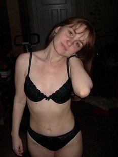 Сучка с рыжей волосатой пилоткой любит сниматься на камеру