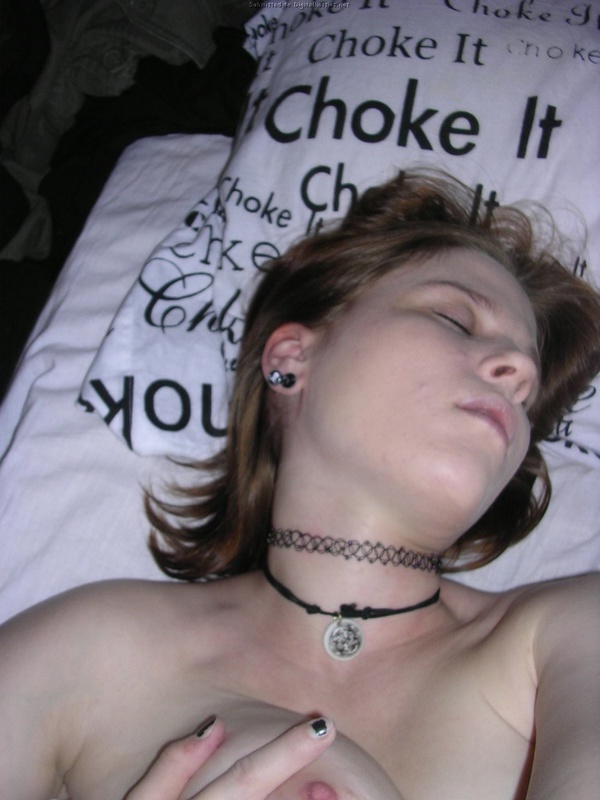 Титястая готесса делает селфи, лежа голышом на постели 6 фото Титястая готесса делает селфи, лежа голышом на постели 6 фото