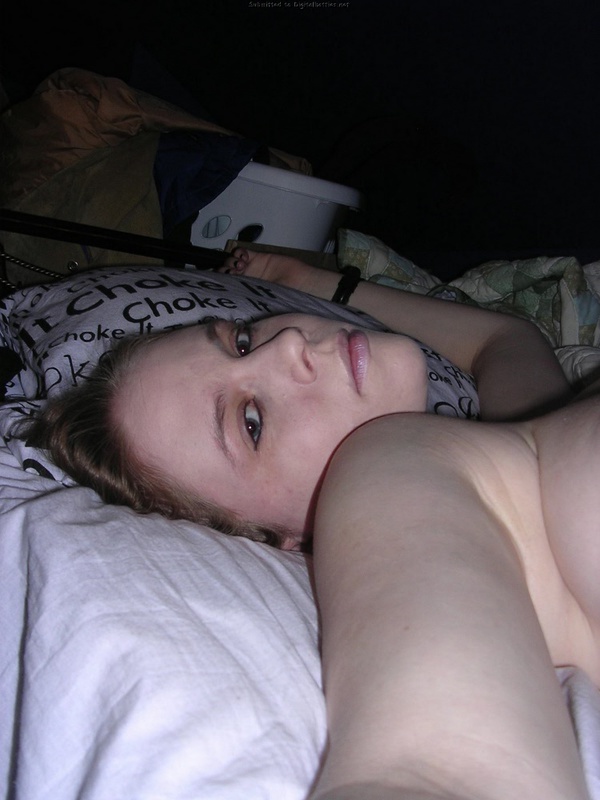 Титястая готесса делает селфи, лежа голышом на постели 13 фото Титястая готесса делает селфи, лежа голышом на постели 13 фото