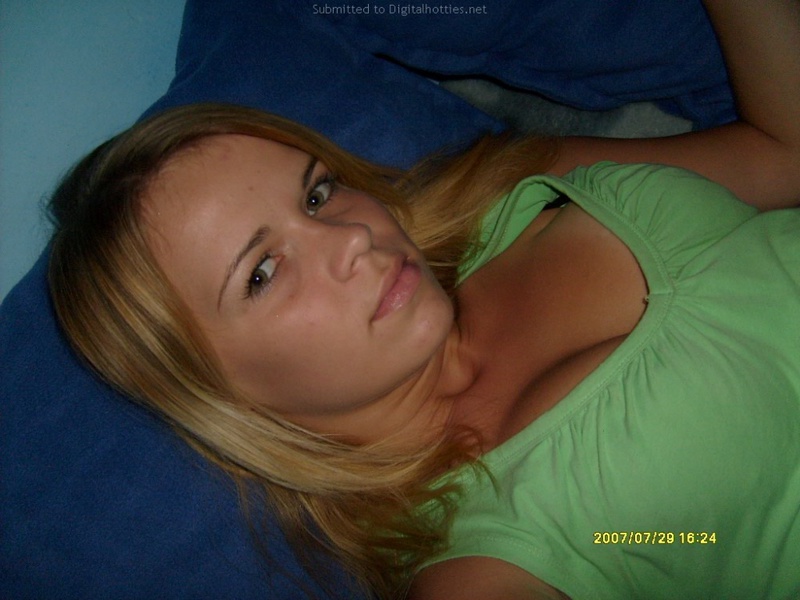 Молоденькая девка сует руку в трусики 2 фото Молоденькая девка сует руку в трусики 2 фото