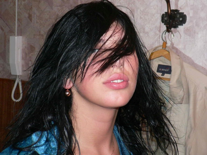 Экспрессивная девушка снимает халат и показывает киску 1 фото Экспрессивная девушка снимает халат и показывает киску 1 фото