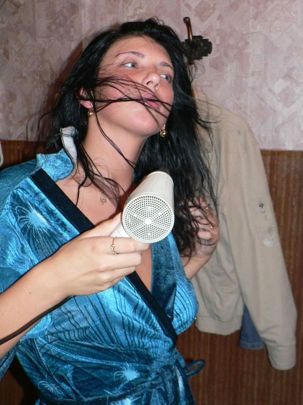 Экспрессивная девушка снимает халат и показывает киску 2 фото Экспрессивная девушка снимает халат и показывает киску 2 фото