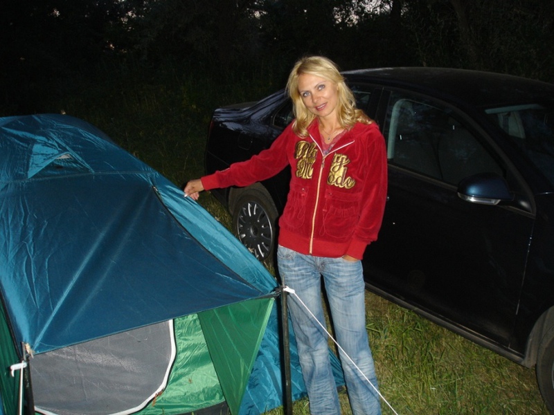 Кокетливая блондинка показывает себя голышом и в одежде 5 фото