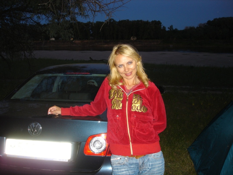 Кокетливая блондинка показывает себя голышом и в одежде 6 фото