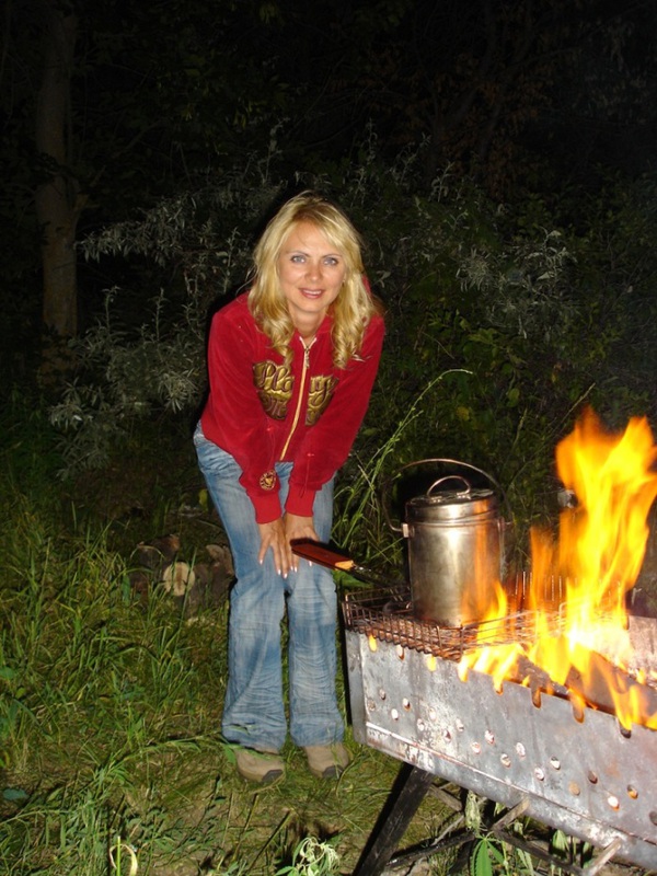 Кокетливая блондинка показывает себя голышом и в одежде 8 фото