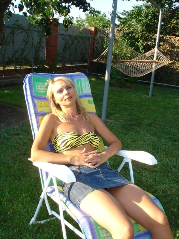 Кокетливая блондинка показывает себя голышом и в одежде 11 фото