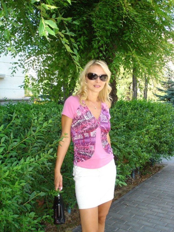 Кокетливая блондинка показывает себя голышом и в одежде 13 фото