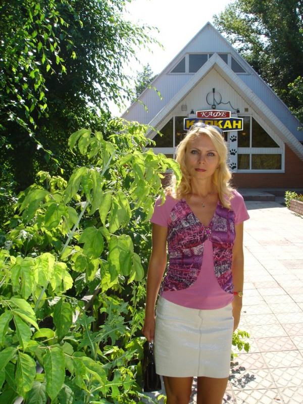 Кокетливая блондинка показывает себя голышом и в одежде 12 фото