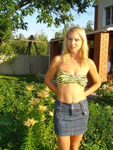 Кокетливая блондинка показывает себя голышом и в одежде