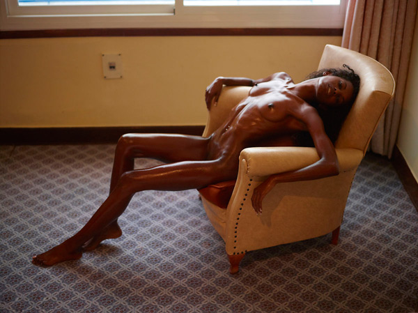 Худенькая шоколадная девушка позирует в кресле 5 фото Худенькая шоколадная девушка позирует в кресле 5 фото