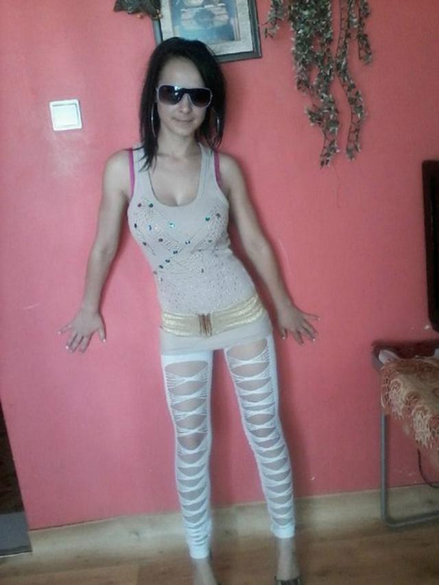 Брюнетка позирует у себя дома на досуге 10 фото Брюнетка позирует у себя дома на досуге 10 фото