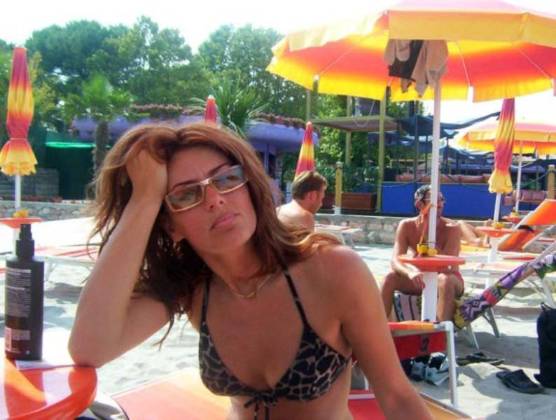 Зрелая женщина сушит волосы и ждет секса на кровати 1 фото