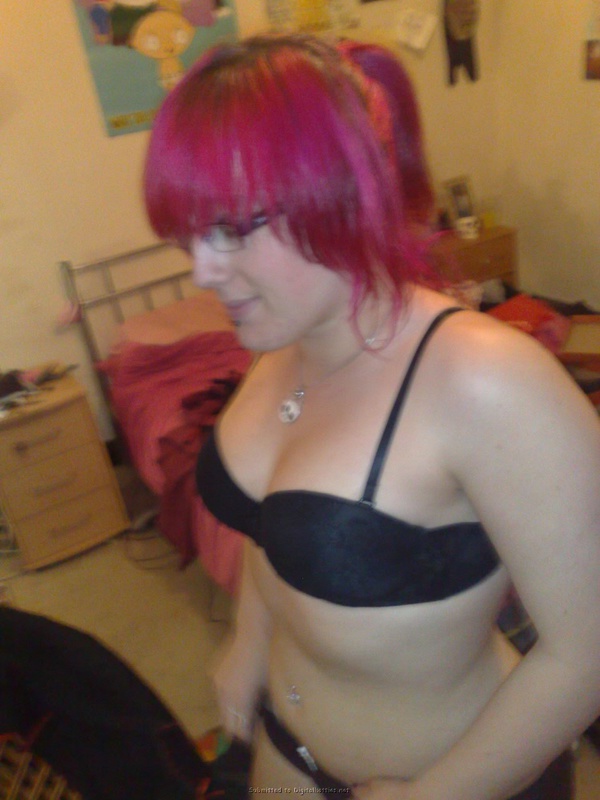 Эмо девка оголяет себя дома 13 фото Эмо девка оголяет себя дома 13 фото