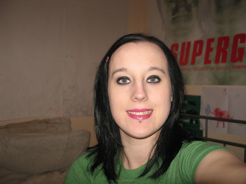 Эмо девка оголяет себя дома 21 фото Эмо девка оголяет себя дома 21 фото