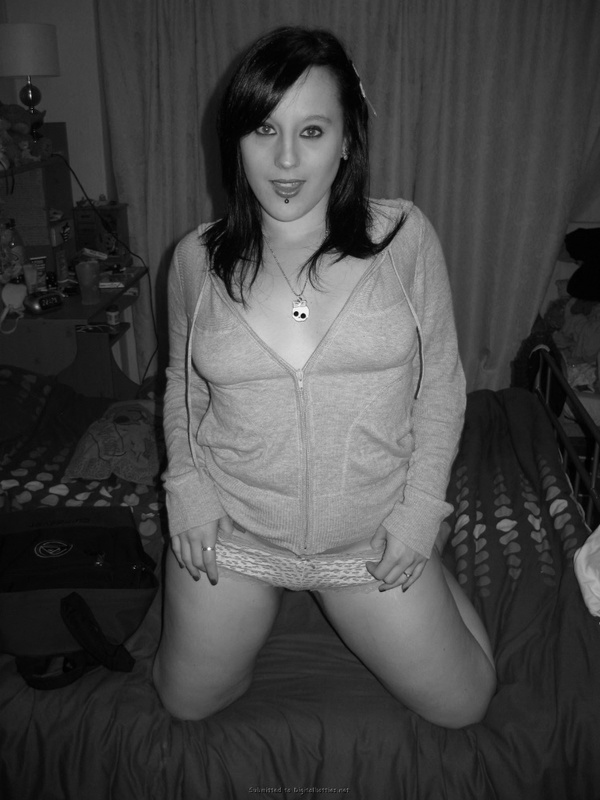 Эмо девка оголяет себя дома 15 фото Эмо девка оголяет себя дома 15 фото