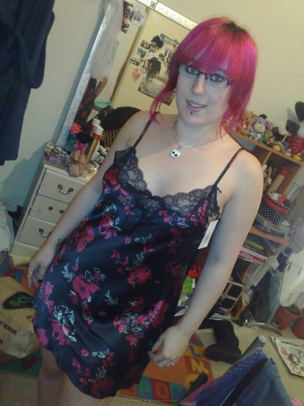 Эмо девка оголяет себя дома 14 фото Эмо девка оголяет себя дома 14 фото