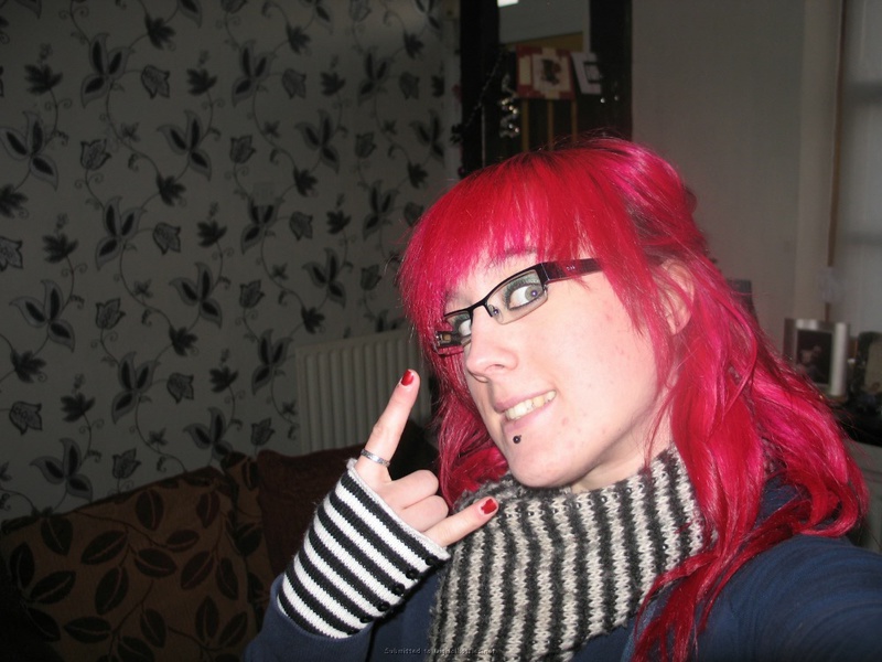 Эмо девка оголяет себя дома 22 фото Эмо девка оголяет себя дома 22 фото