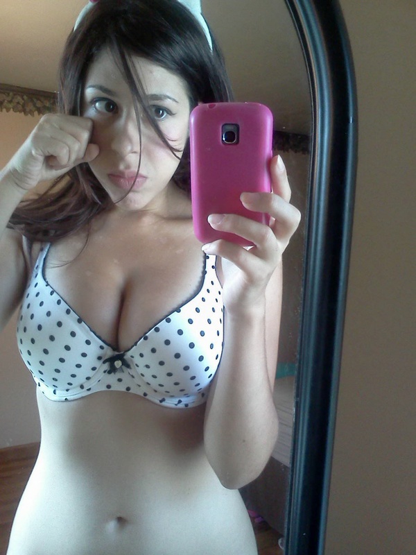 Грудастая сучка любит снимать отражение в зеркале 1 фото Грудастая сучка любит снимать отражение в зеркале 1 фото