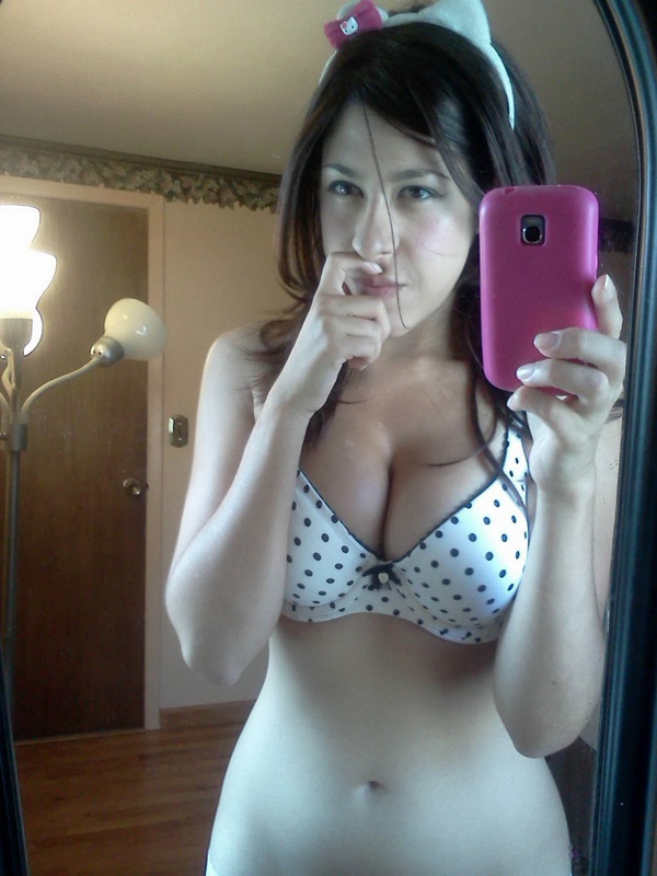 Грудастая сучка любит снимать отражение в зеркале 2 фото Грудастая сучка любит снимать отражение в зеркале 2 фото