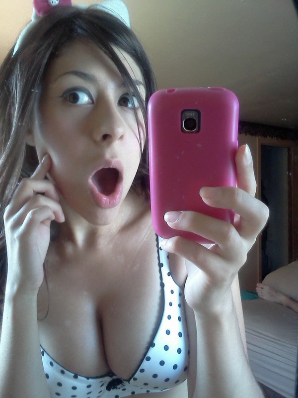 Грудастая сучка любит снимать отражение в зеркале 3 фото Грудастая сучка любит снимать отражение в зеркале 3 фото