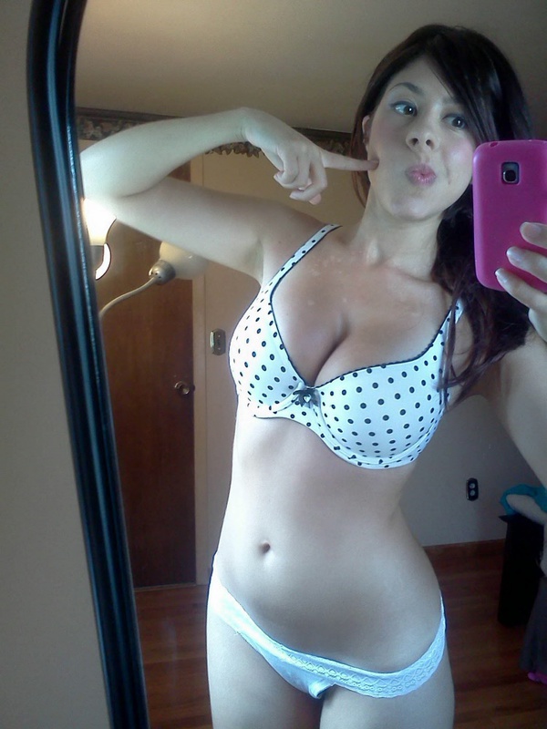 Грудастая сучка любит снимать отражение в зеркале 5 фото Грудастая сучка любит снимать отражение в зеркале 5 фото